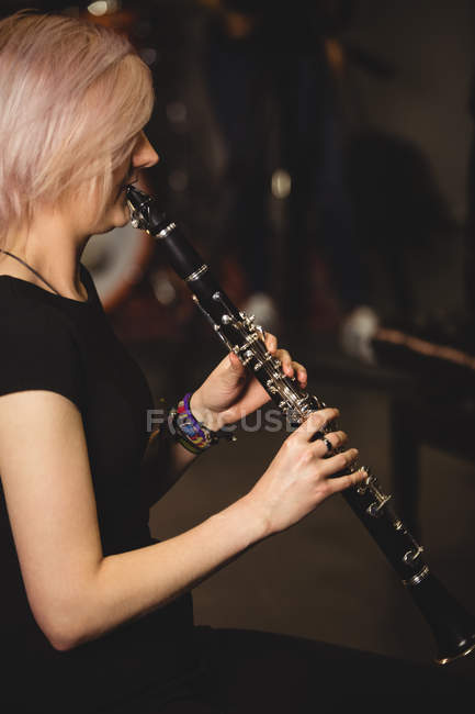 Студентка грає кларнет в студії — стокове фото