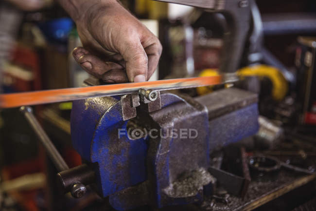 Mechaniker schneidet Metall mit Werkzeugen in Werkstatt — Stockfoto