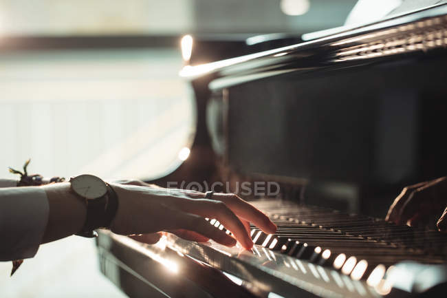 Close-up de Mulher tocando piano no estúdio de música — Fotografia de Stock