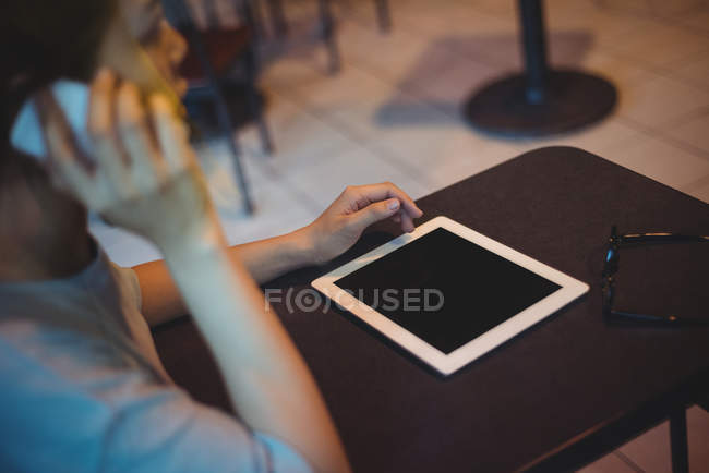 Жінка розмовляє мобільним телефоном у кафе — стокове фото