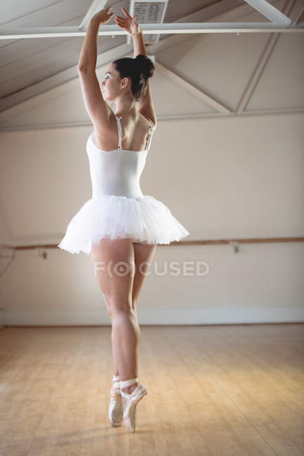 Back view da dança bailarina no estúdio — Fotografia de Stock