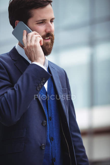 Homme d'affaires parlant sur téléphone portable à l'extérieur du bureau — Photo de stock