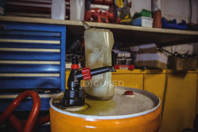 Nahaufnahme von Ventilölfässern und Gallonen in der Werkstatt — Stockfoto