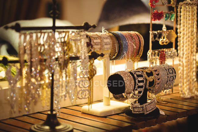 Antique jewelry and bracelets kept in display in jeweler shop — Stock Photo