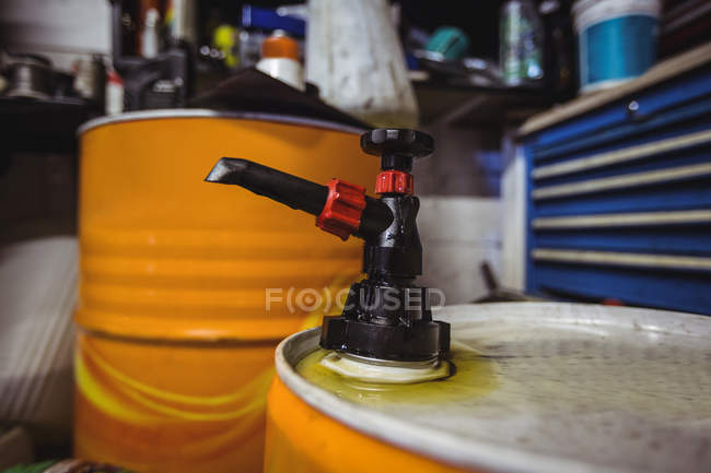 Primer plano de barriles de aceite de válvula en taller mecánico industrial - foto de stock