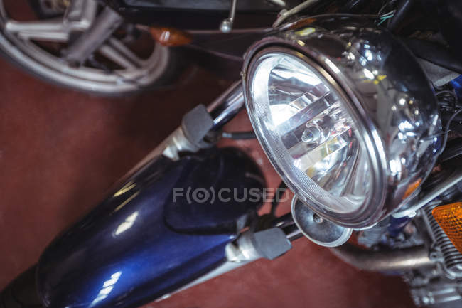 Scheinwerfer des Motorrads in industriemechanischer Werkstatt — Stockfoto