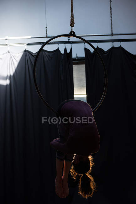 Женская гимнастка, выступающая на обруче в фитнес-студии — стоковое фото