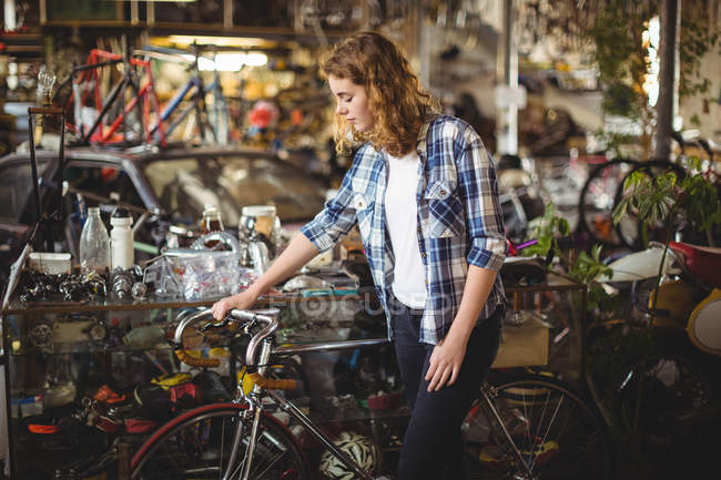 Механический осмотр велосипеда в мастерской — стоковое фото