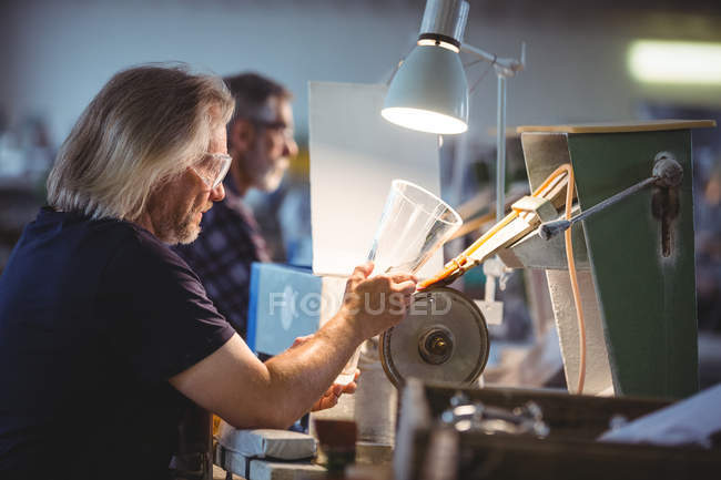 Glasbläser arbeiten an einem Glas in der Glasbläserei — Stockfoto
