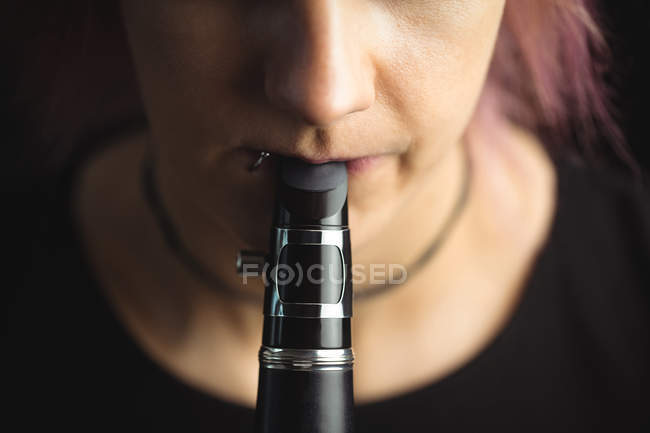Close-up mulher tocando um clarinete na escola de música — Fotografia de Stock