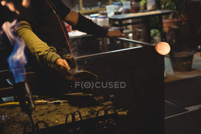 Ventilador de vidro moldando vidro fundido na fábrica de sopro de vidro — Fotografia de Stock