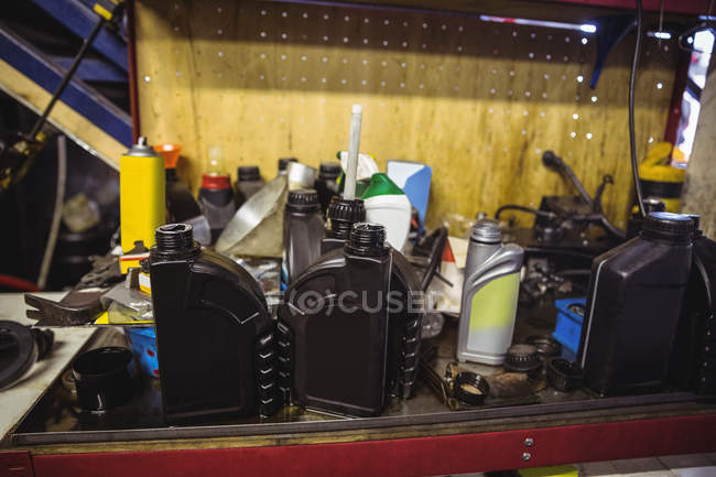 Close-up of motor oil on shelf in workshop — Stock Photo