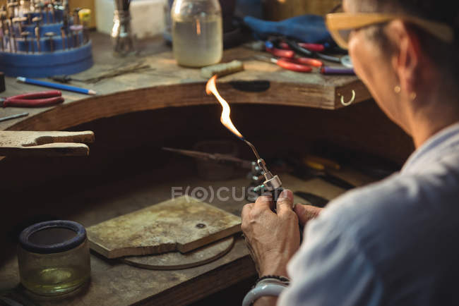 Handwerker mit Taschenlampe in Werkstatt — Stockfoto