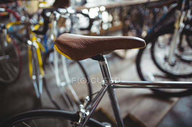 Nahaufnahme eines neuen silbernen Fahrrads in der Werkstatt — Stockfoto