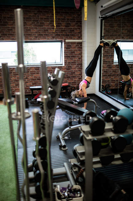 Donna che esegue esercizio di stretching in palestra — Foto stock