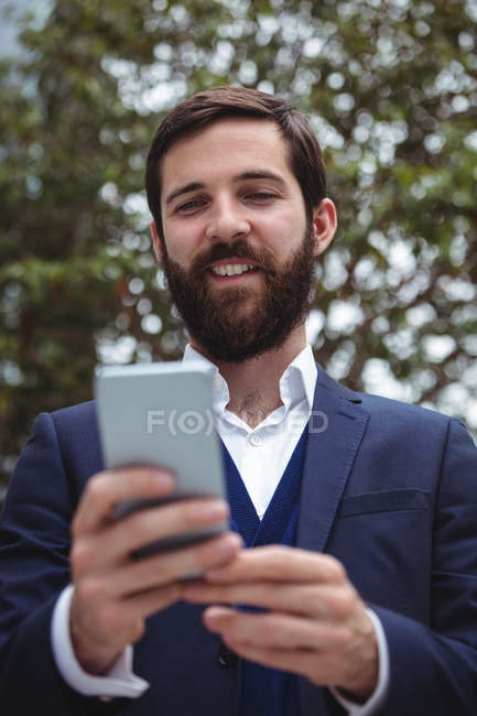 Щасливий бізнесмен використовує мобільний телефон — стокове фото