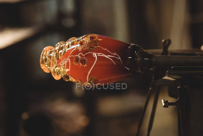 Gros plan de verre fondu sur la pipe à souffler à l'usine de soufflage de verre — Photo de stock
