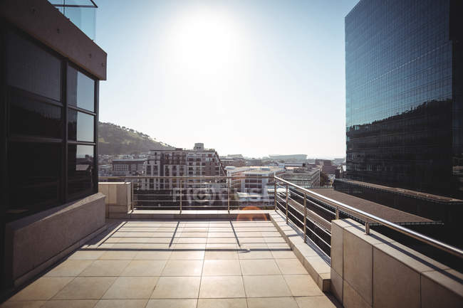 Balkon eines modernen Bürogebäudes — Stockfoto