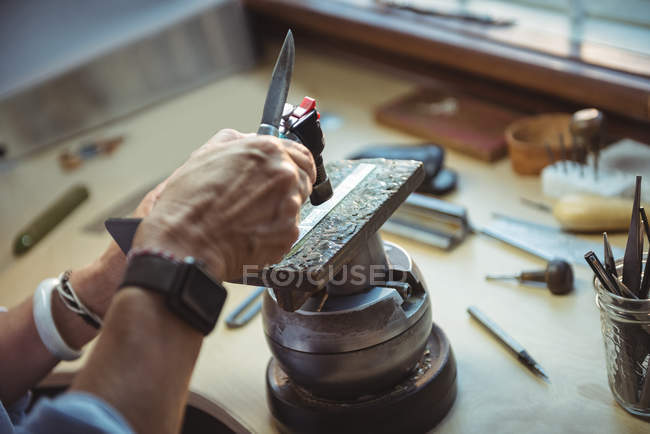 Manos de artesana usando herramientas en taller - foto de stock