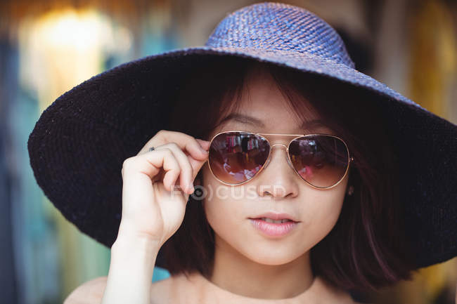 Retrato de mulher usando óculos de sol na loja boutique — Fotografia de Stock