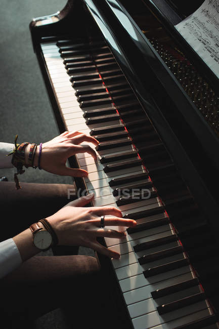 Woman playing a piano in music studio — Stock Photo