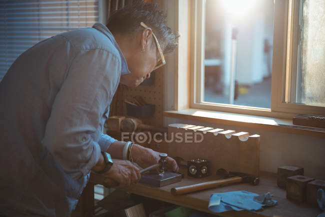 Aufmerksame Handwerkerin bei der Arbeit in Werkstatt — Stockfoto