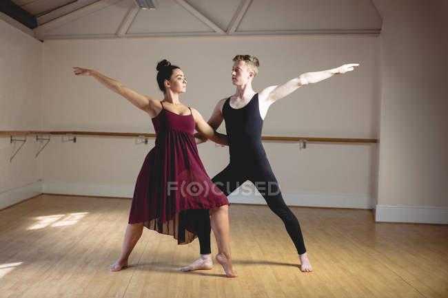 Partner di balletto maschi e femmine che ballano insieme in uno studio moderno — Foto stock
