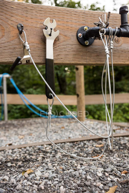 Arbeitsgeräte hängen auf Holzplanke im Wald — Stockfoto