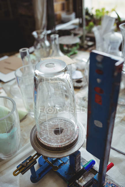 Крупним планом порожній посуд на скляній фабриці — стокове фото
