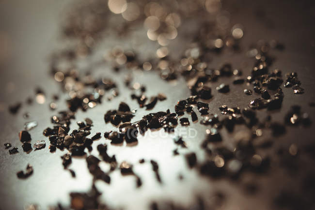 Close-up de pedaços de vidro na mesa marver na fábrica de sopro de vidro — Fotografia de Stock