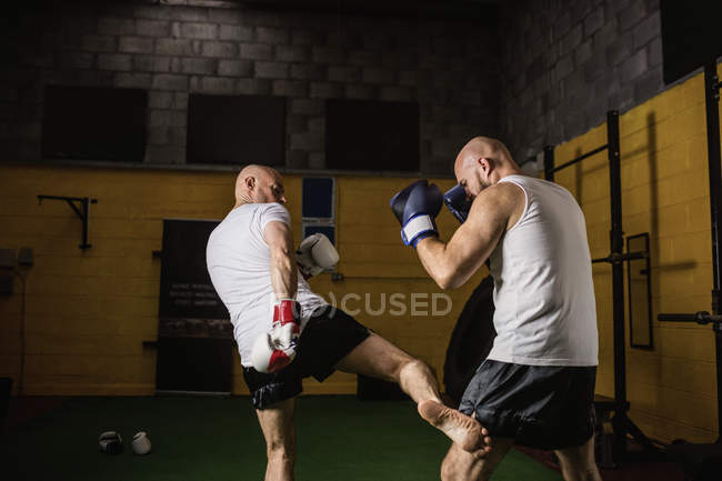 Visão traseira de dois boxers tailandeses praticando boxe no ginásio — Fotografia de Stock