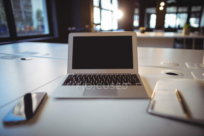 Ноутбук, цифровий планшет і смартфон на столі в офісі — стокове фото