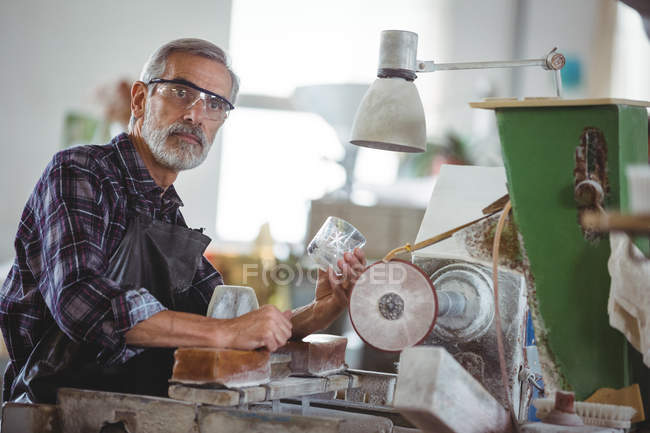 Портрет скляного пилососа, що працює на склі на скляній фабриці — стокове фото
