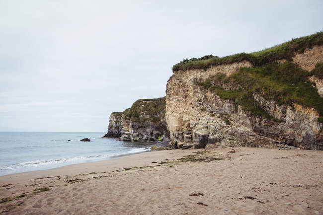 Вид на пустой пляж и скалу — стоковое фото