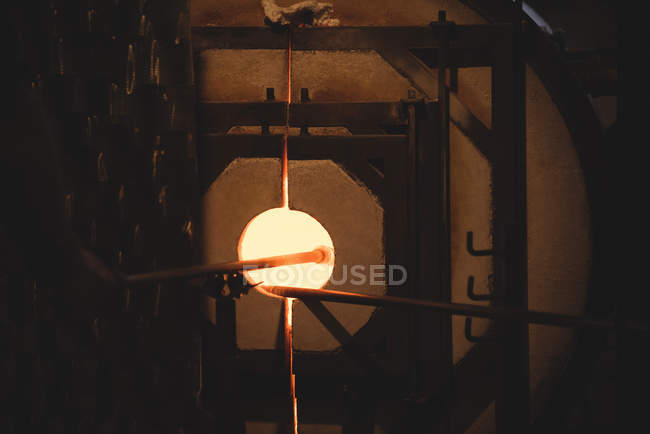 Glass heating in furnace at glassblowing factory — Stock Photo