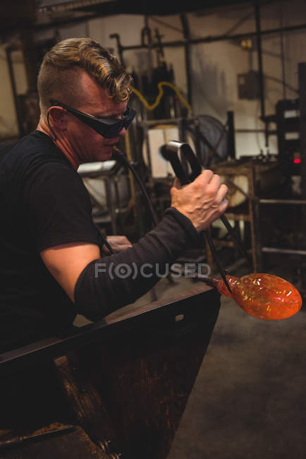 Ventilador de vidro moldando vidro fundido na fábrica de sopro de vidro — Fotografia de Stock