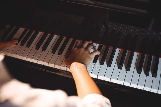 Mujer tocando un piano en un estudio de música - foto de stock