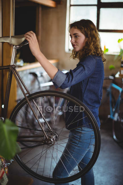 Esame meccanico bicicletta in officina — Foto stock
