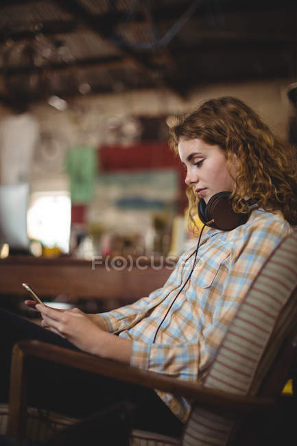 Música mecânica ouvindo no telefone celular na oficina — Fotografia de Stock