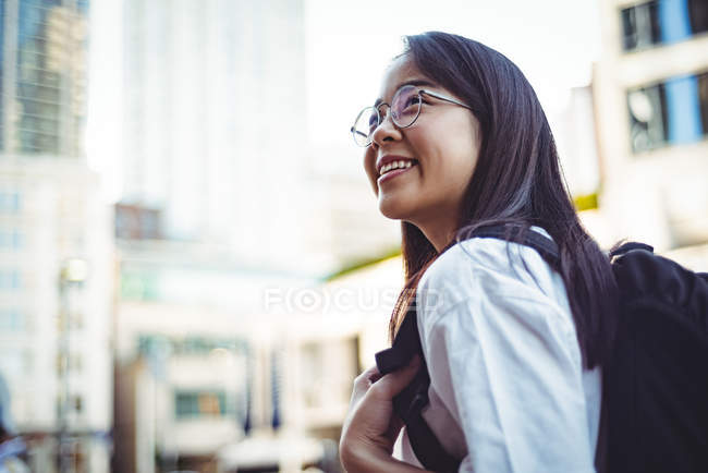 Nachdenkliche junge Frau steht auf der Straße — Stockfoto