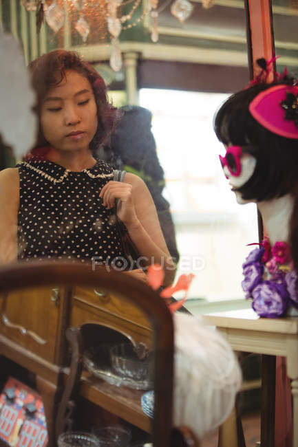 Mujer con estilo haciendo compras ventana - foto de stock