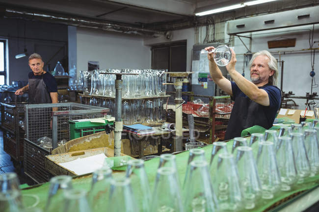 Sopradores de vidro examinando artigos de vidro na fábrica de sopro de vidro — Fotografia de Stock