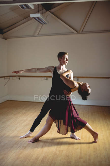 Elegantes parejas de ballet bailando juntos en un estudio moderno - foto de stock