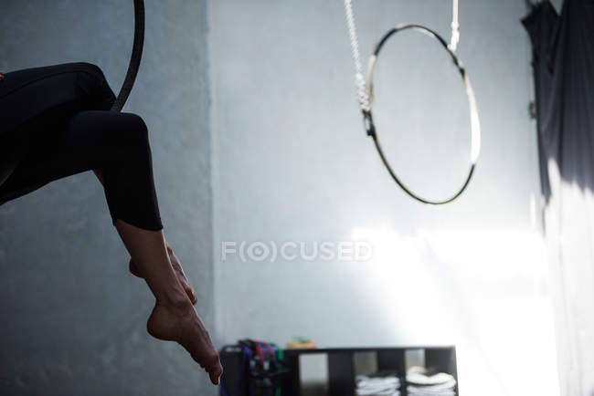 Жіноча гімнастка балансує на обручі в фітнес-студії — стокове фото
