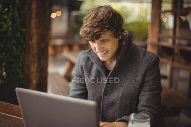 Людина використовує ноутбук у барі — стокове фото