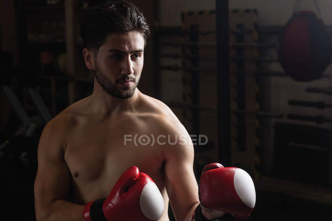 Без сорочки Боксер практикує бокс у фітнес-студії — стокове фото