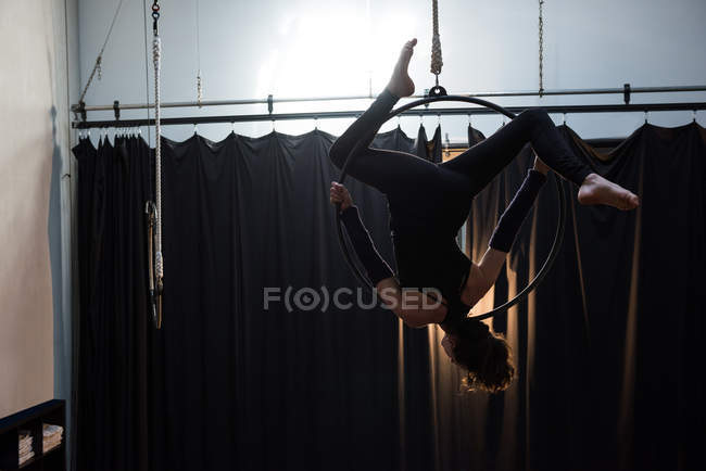 Ginasta feminina realizando ginástica em aro no estúdio de fitness — Fotografia de Stock