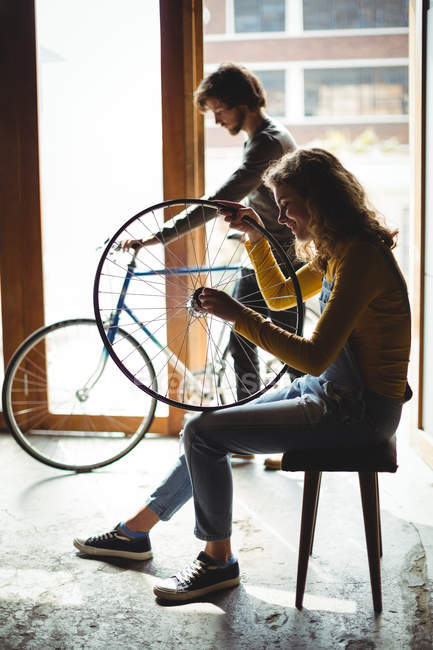 Mechaniker untersuchen ein Fahrradrad in der Werkstatt — Stockfoto