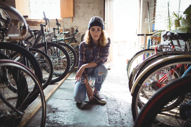 Retrato de mecánico de confianza en la tienda de bicicletas - foto de stock