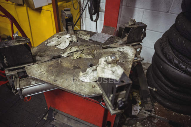 Nahaufnahme der Reifenmontiermaschine in der Werkstatt — Stockfoto